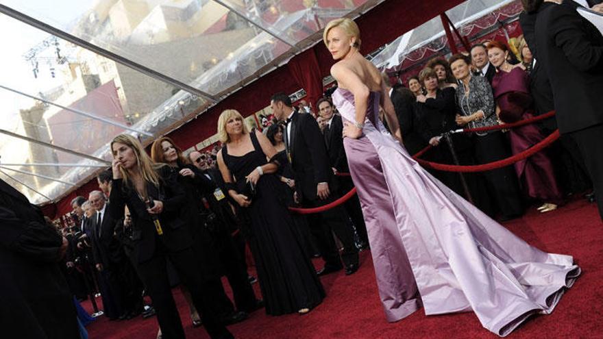 Charlize Theron en la alfombra roja de los Oscars.