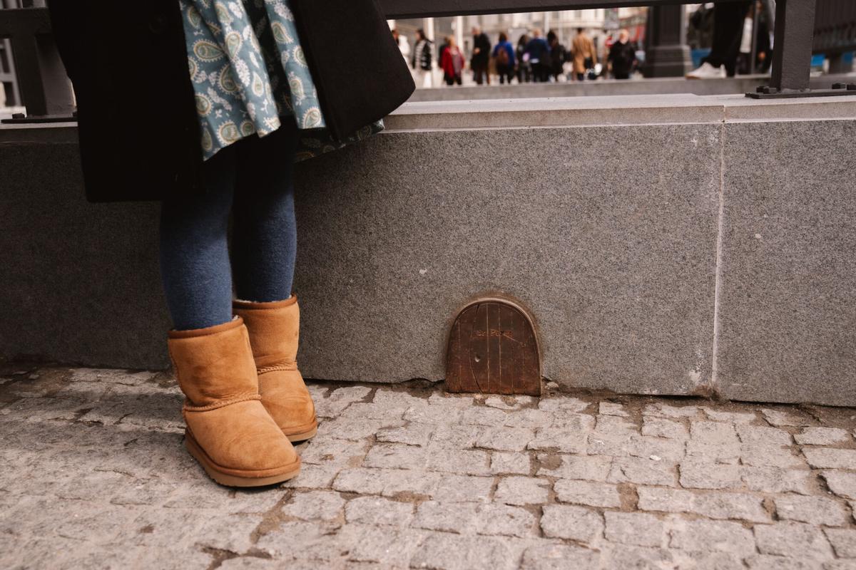 Pequeña puerta metálica del Ratón Pérez en el metro de Banco De España