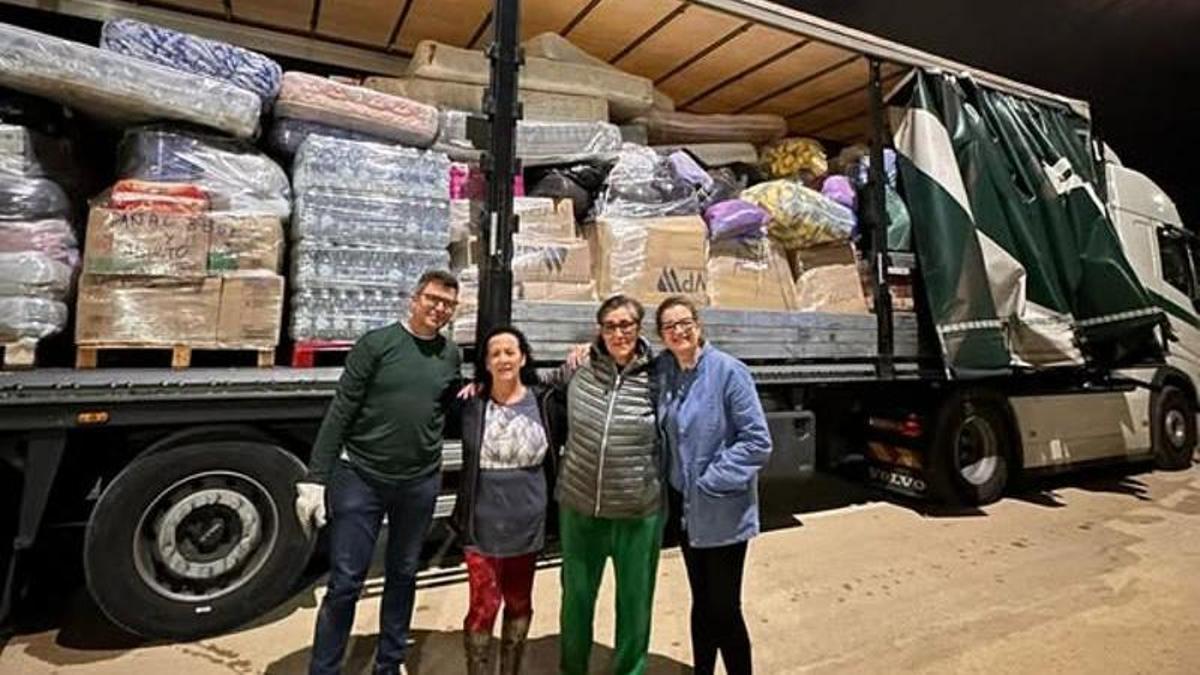 Hinojos envió varios camiones a Guadassuar con comida y materiales.