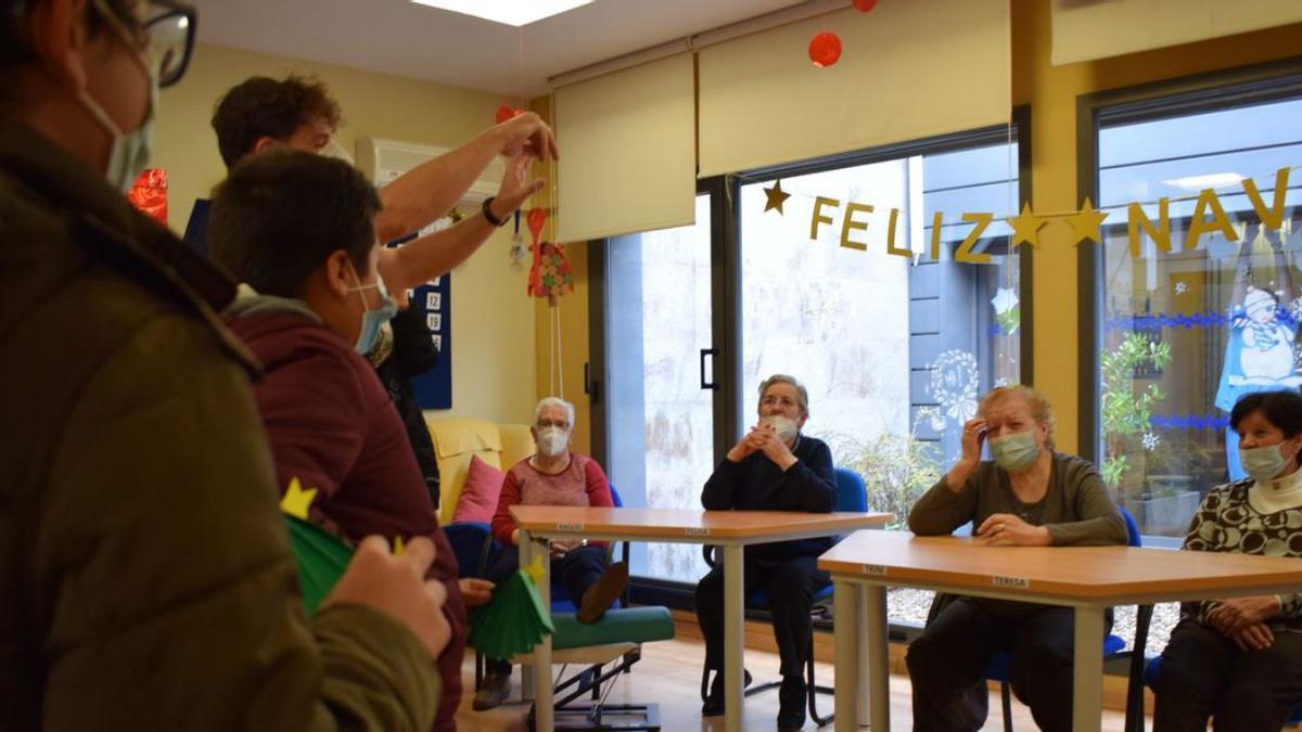 Los usuarios del centro de día reciben la visita de los niños de La Hispanidad.