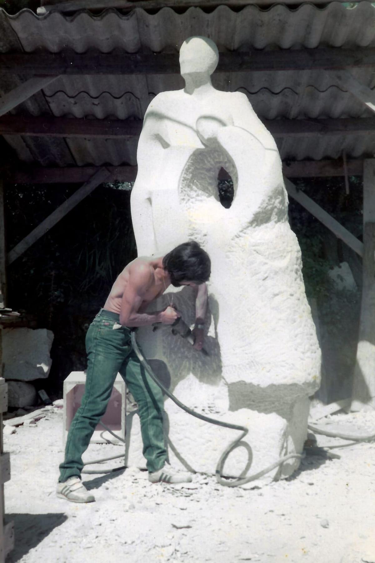 José Castiñeiras trabajando en el monumento al emigrante.