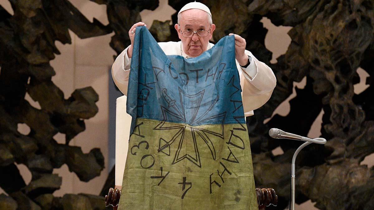 El papa besa una bandera de Ucrania llegada desde Bucha