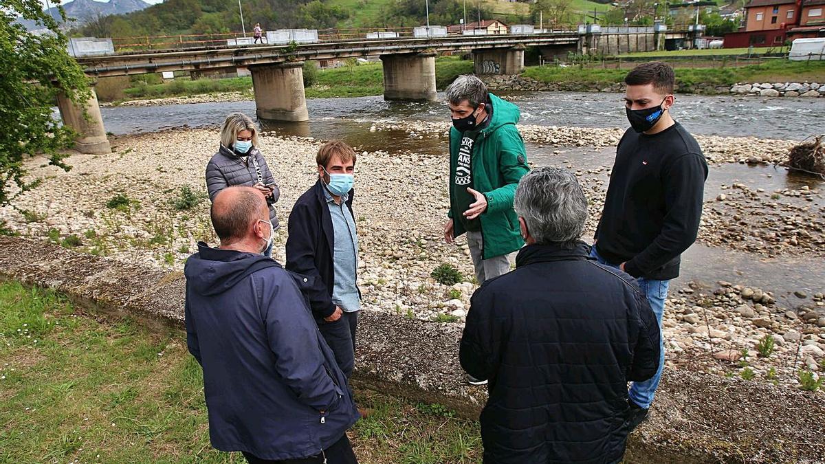 Ripa, junto a los representantes locales de Podemos, ayer en Laviana.