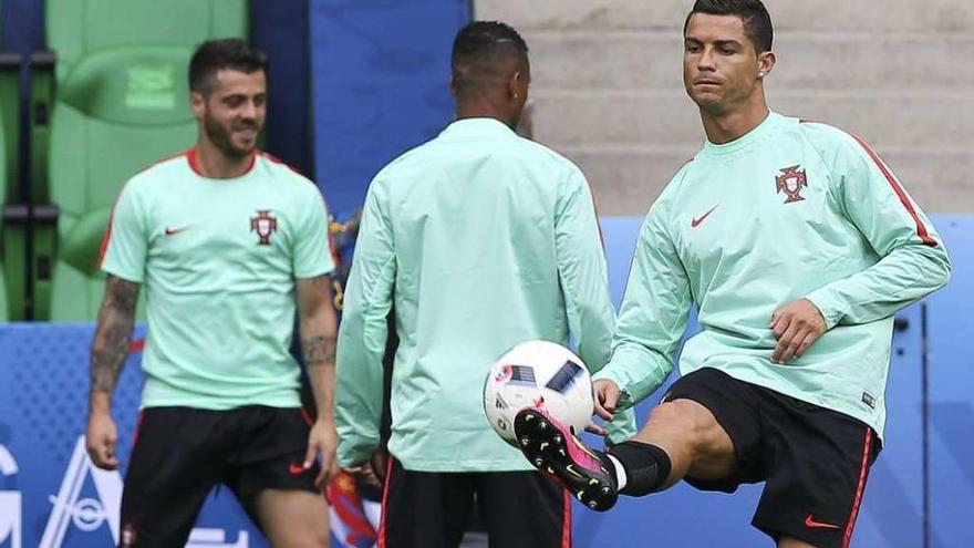 Cristiano Ronaldo controla un balón durante el entrenamiento de Portugal en Saint-Etienne. // Efe