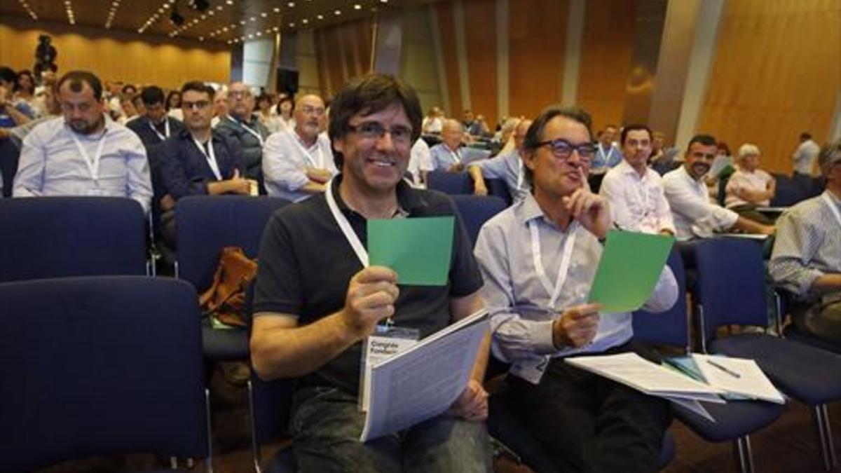 Puigdemont y Mas, en una de las sesiones del cónclave, ayer en Barcelona.