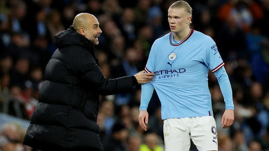 Pep Guardiola agarra a Erling Haaland en el partido de FA Cup ante el Burnley donde se lesionó.