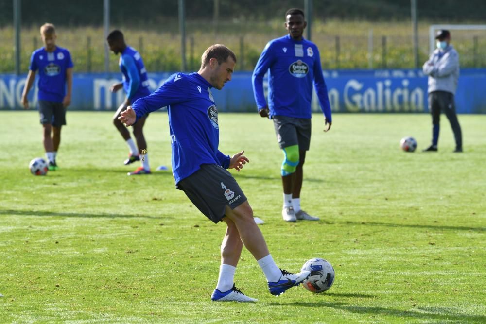 Fernando Vázquez pudo contar con toda su plantilla excepto Rui Costa y el fabrilista Sanmartín. Ambos se entrenaron con el readaptador, Fran Molano, entre el gimnasio y el césped.