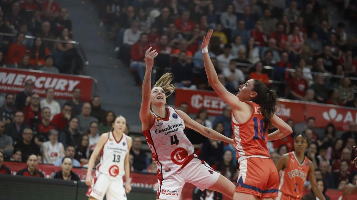 Mariona Ortiz trata de conseguir una canasta en el duelo ante el Bourges de Euroliga