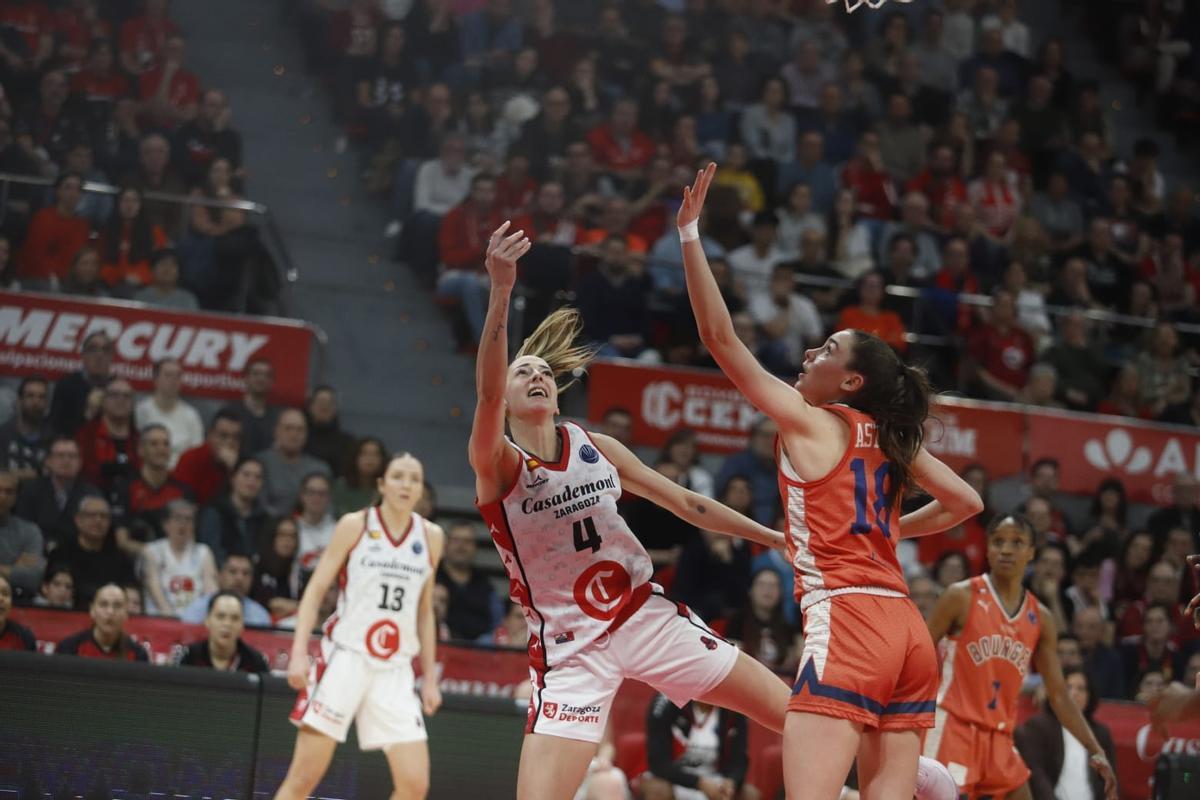 Mariona Ortiz trata de conseguir una canasta en el duelo ante el Bourges de Euroliga