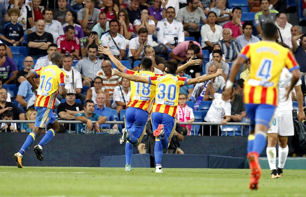 Instantes del partido disputado ayer entre el Valencia CF y el Real Madrid.