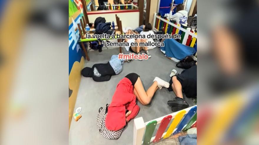 Durmiendo en el suelo y en autocares: la vuelta a casa de los estudiantes tras su viaje en Mallorca