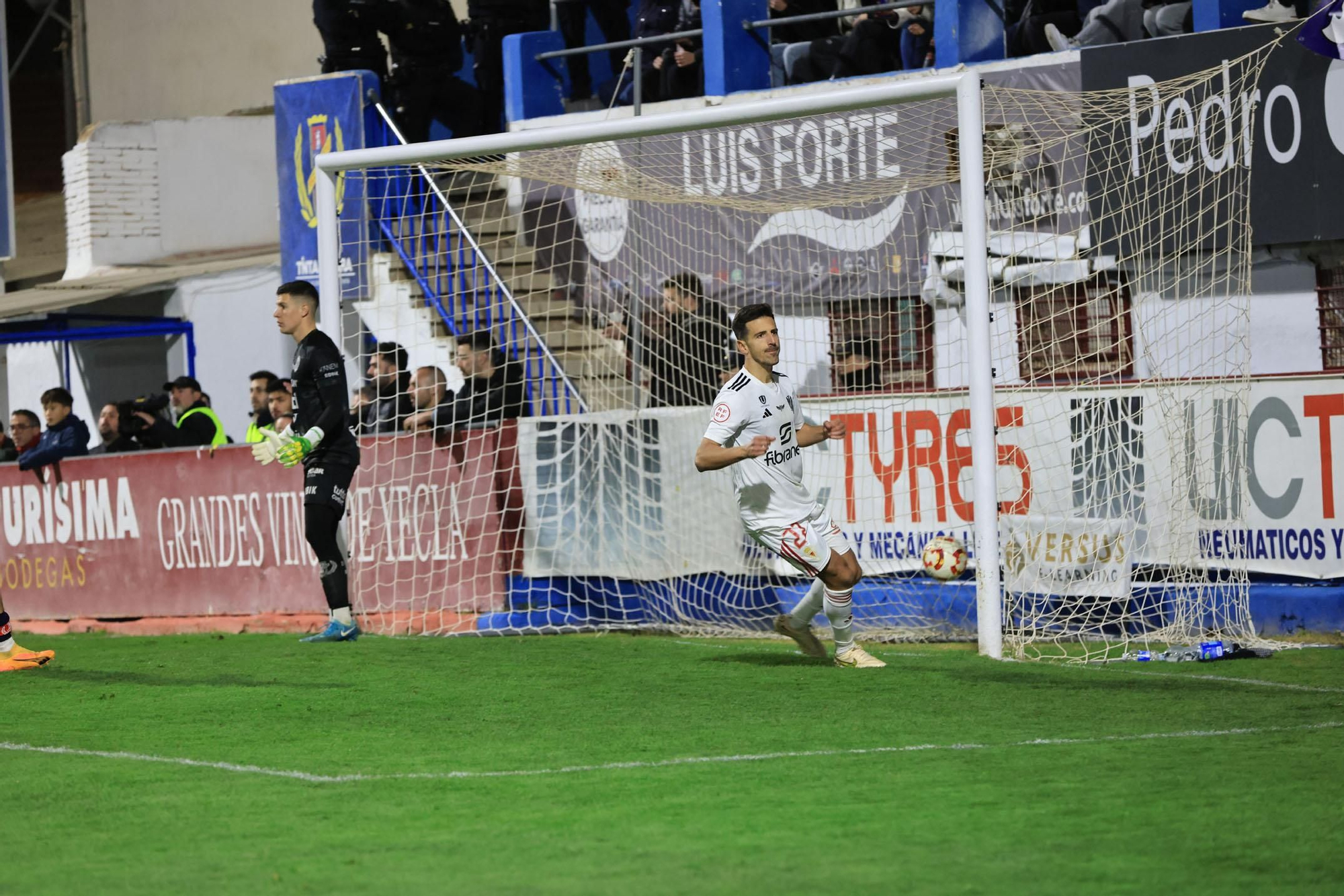 El derbi regional entre el Yeclano Deportivo y el Real Murcia, en imágenes