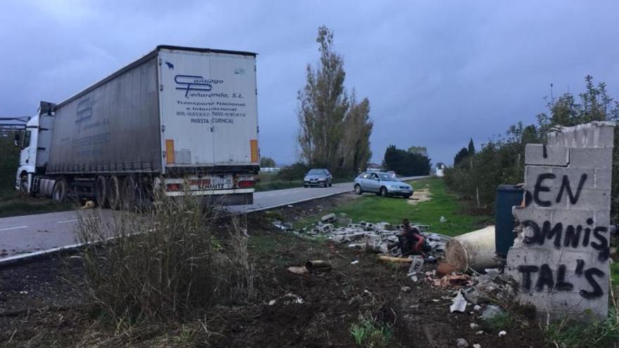 El camió accidentat ocupant els dos carrils