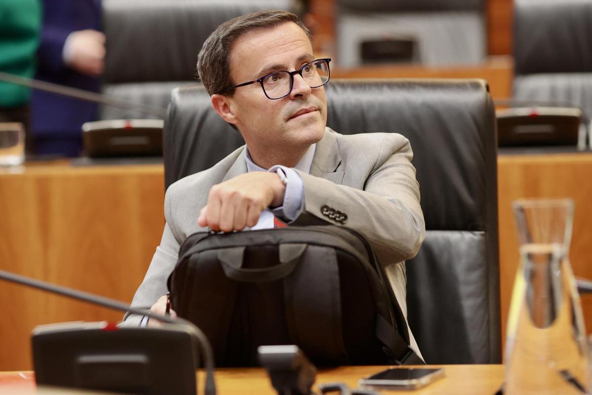 Archivo - El secretario general del PSOE de Extremadura, Miguel Ángel Gallardo, en su escaño en la Asamblea de Extremadura.