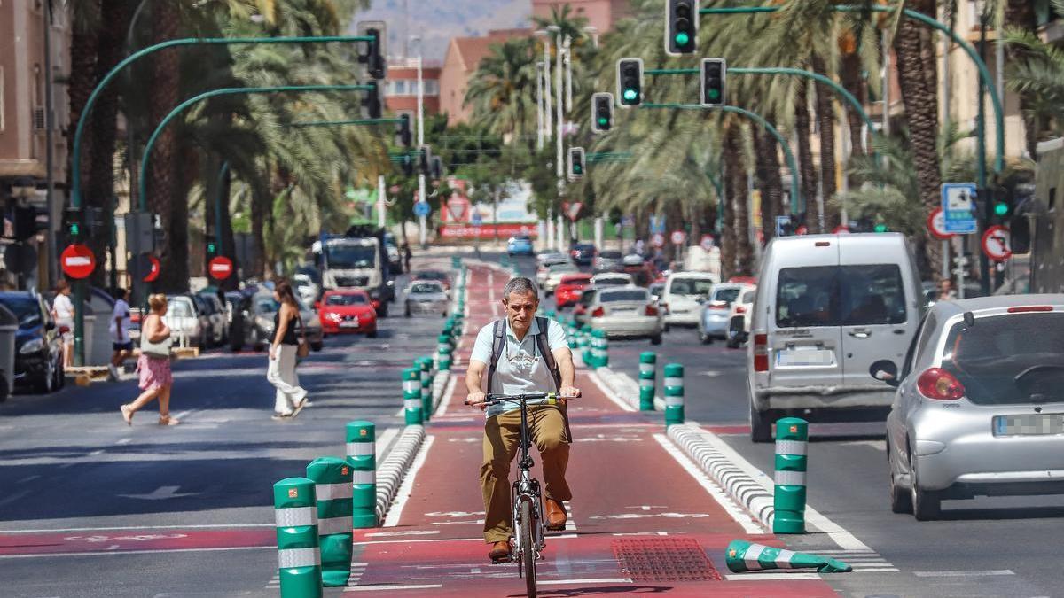 Un ciclista circulando por el carril bici de Pedro Juan Perpiñán