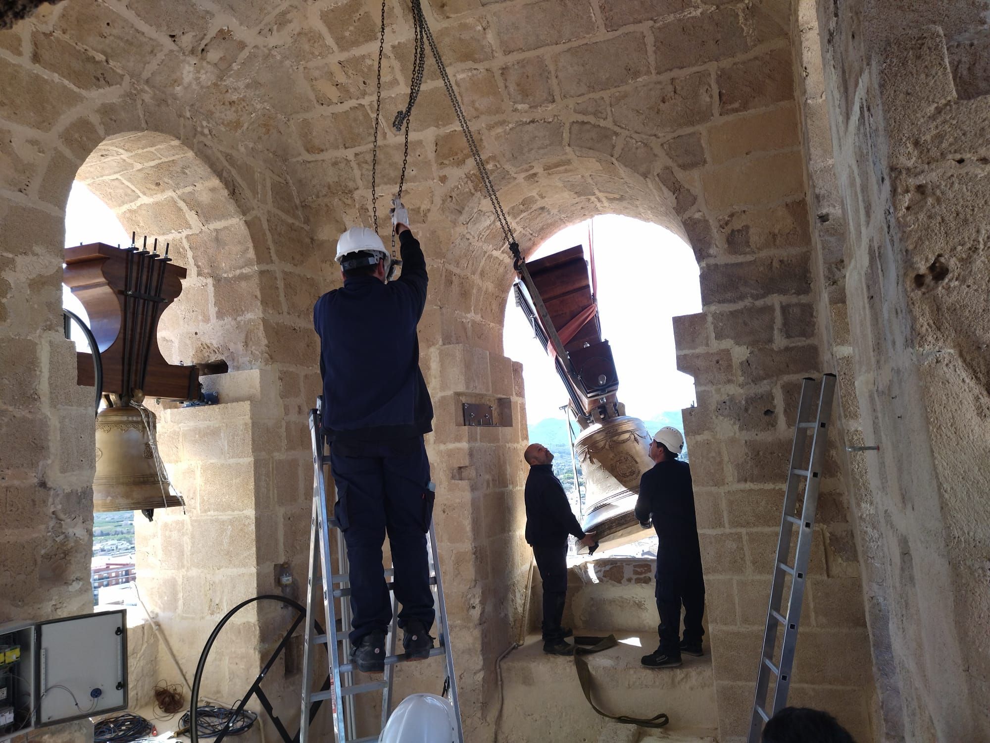 La "Grossa", la gran campana de Xàbia, toca el cielo (imágenes)