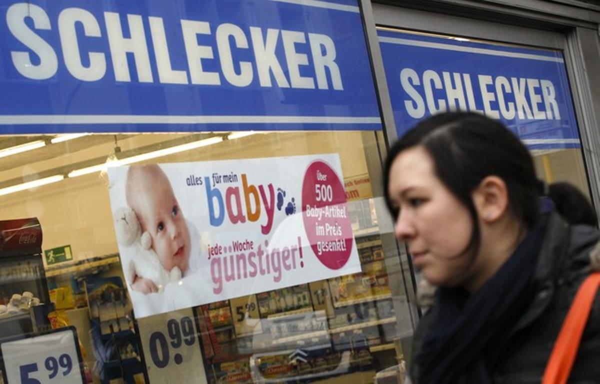 Una dona passa per davant duna botiga de Schlecker a Berlín. Una dona passa per davant duna botiga de Schlecker a Berlín.