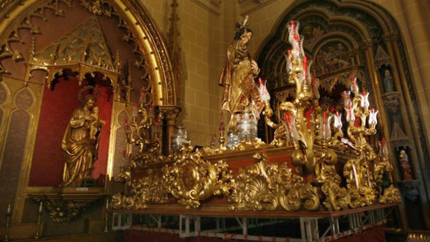 El trono del Sagrado Corazón está ya en la iglesia.