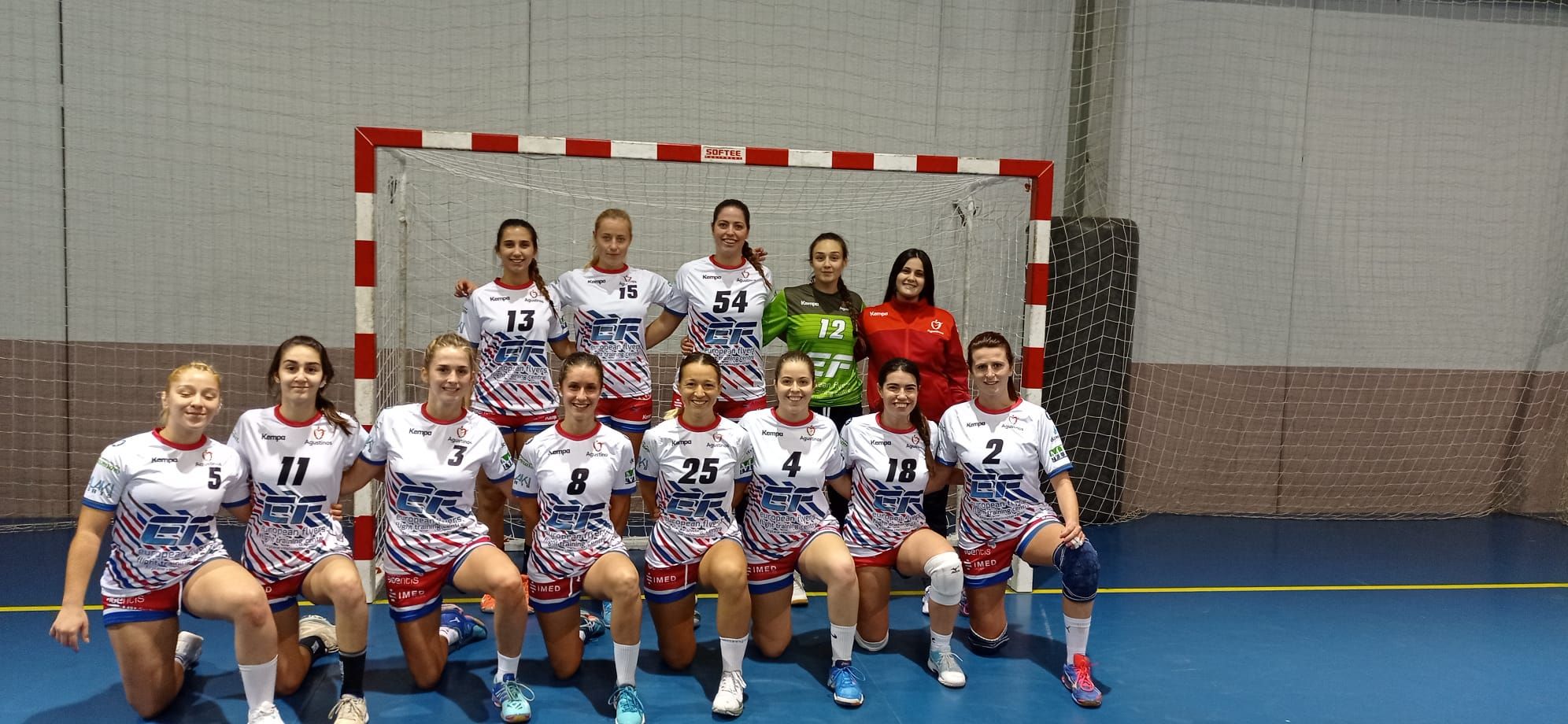 La formación del equipo femenino del Balonmano Agustinos de Alicante