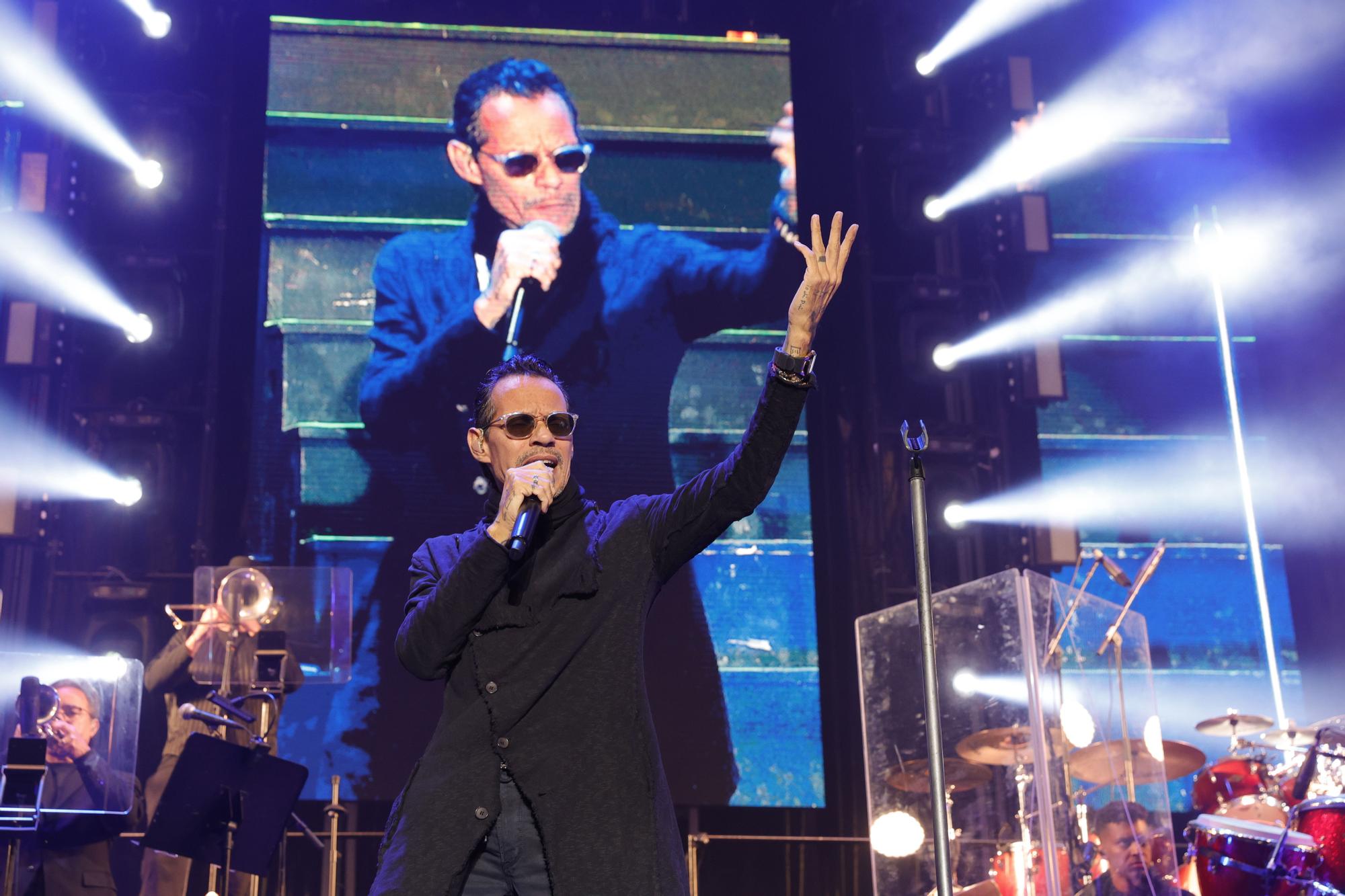 La espera "valió la pena": Marc Anthony parte caderas en Oviedo a ritmo de salsa