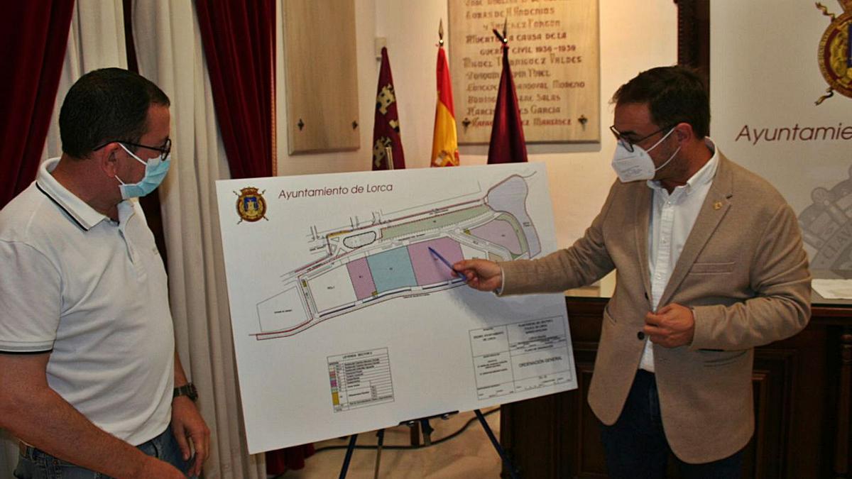 Diego José Mateos y José Luis Ruiz explican el proyecto aprobado en Junta de Gobierno. | PILAR WALS