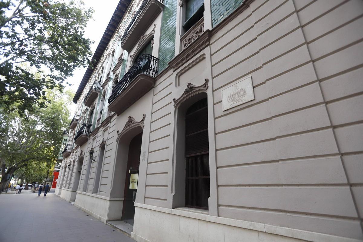La placa, sin los símbolos de la Falange, en la fachada de la Casa Botella de Xàtiva, en una imagen de este viernes.
