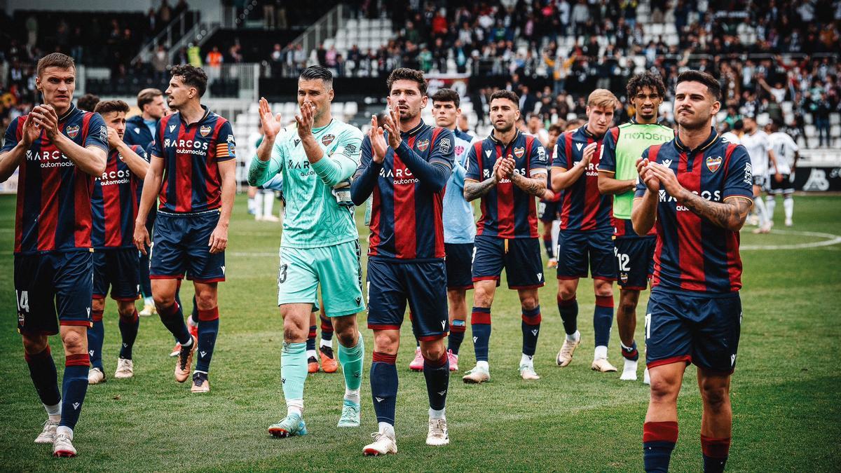 El equipo aplaudiendo a la afición tras el empate en Burgos