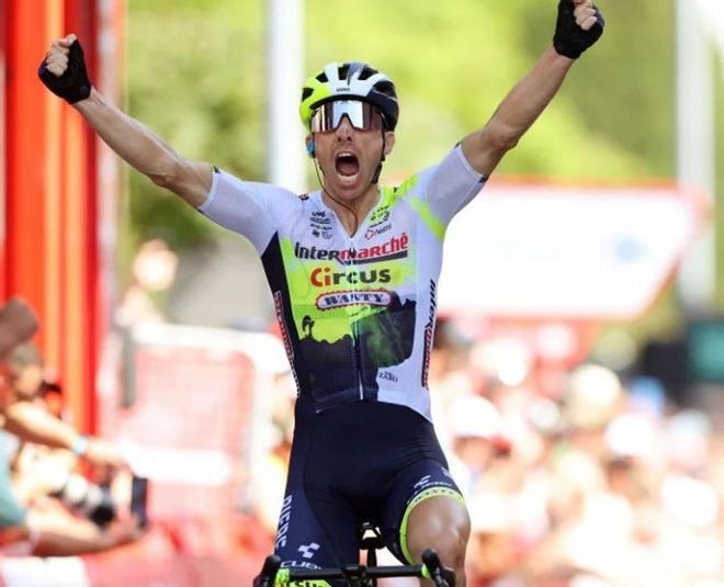 Rui Costa celebra su victoria en la decimoquinta etapa de La Vuelta