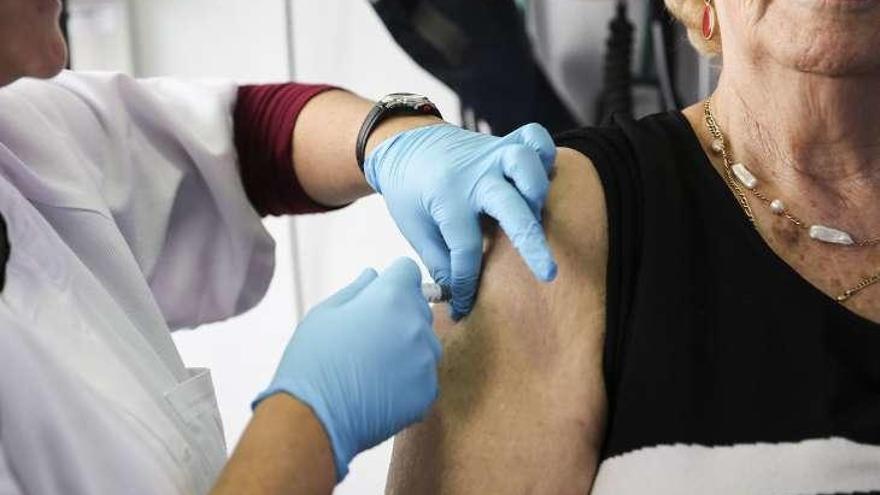 Una paciente se vacuna de la gripe en el centro de salud de La Ería.