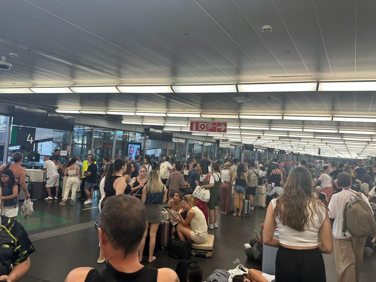 Caos en Atocha: largas colas en la estación y grandes retrasos en los trenes AVE