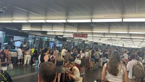Caos en Atocha: largas colas en la estación y grandes retrasos en los trenes AVE