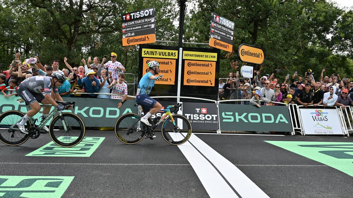 El ciclista británico Mark Cavendish (Astana Qazaqstan Team) logrando la victoria en la etapa de hoy
