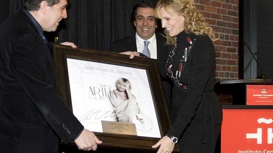 Arteta recibe el disco de platino en Nueva York. / efe