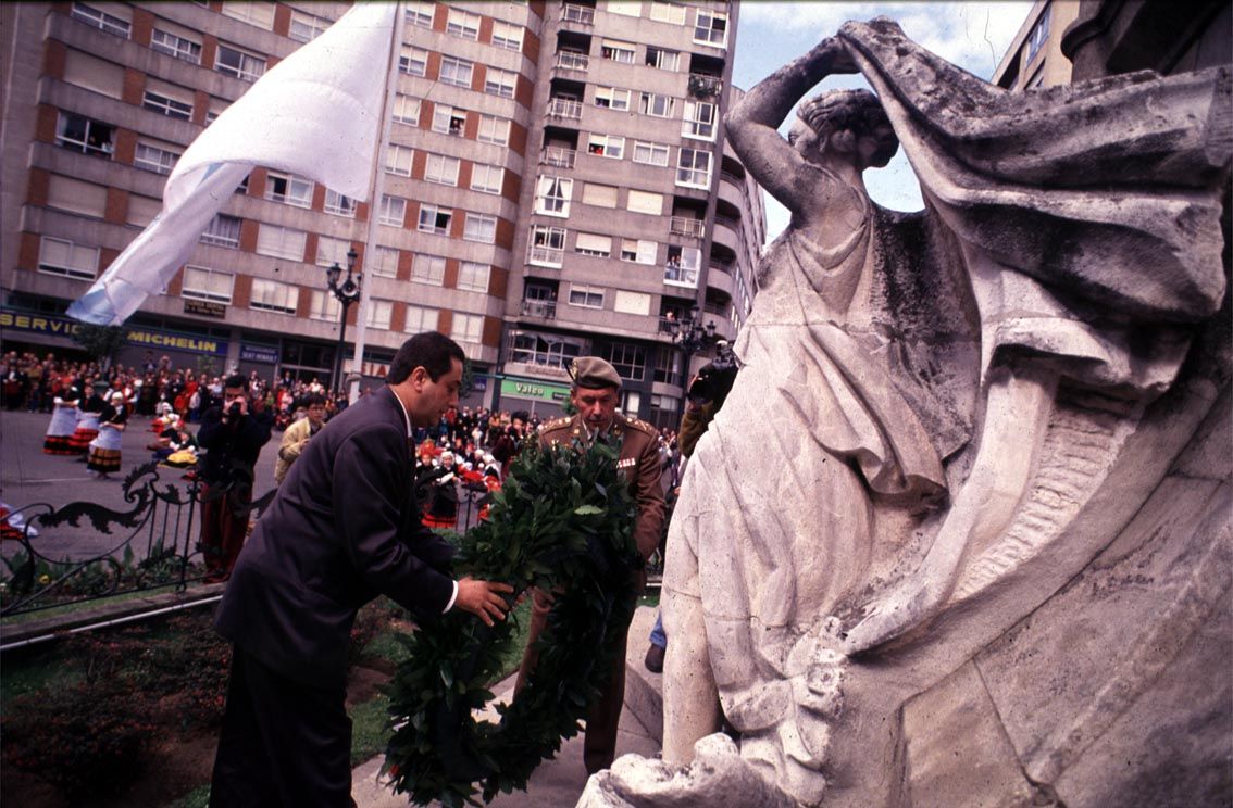 1993 Celebración de la fiesta de la Reconquista de Vigo con una ofrenda floral Ricardo Grobas.jpg