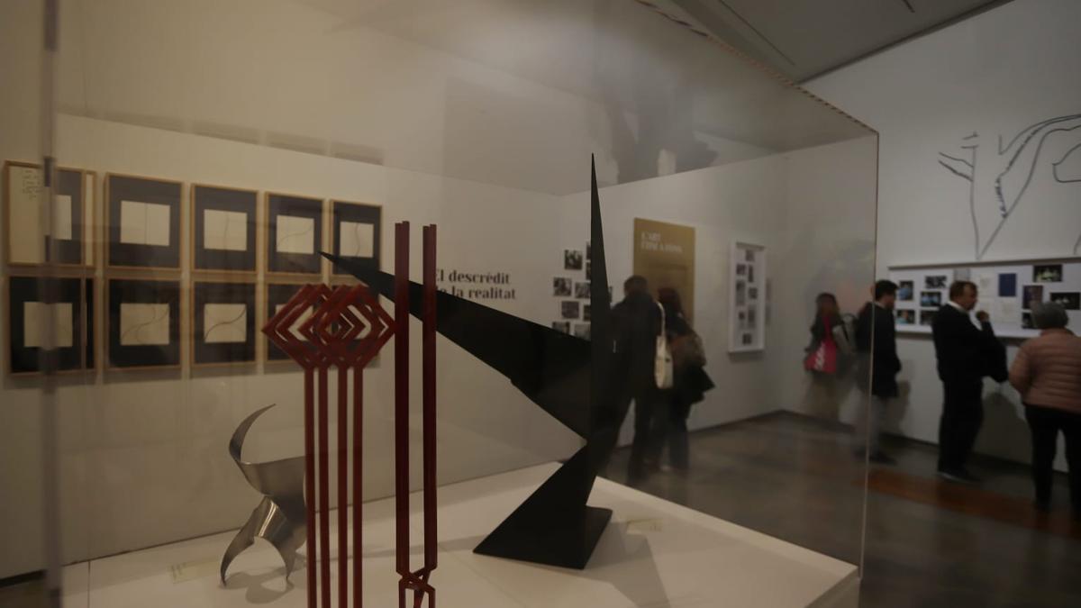 La muestra reúne obras de artistas contemporáneos reunidas en su casa por Joan Fuster.