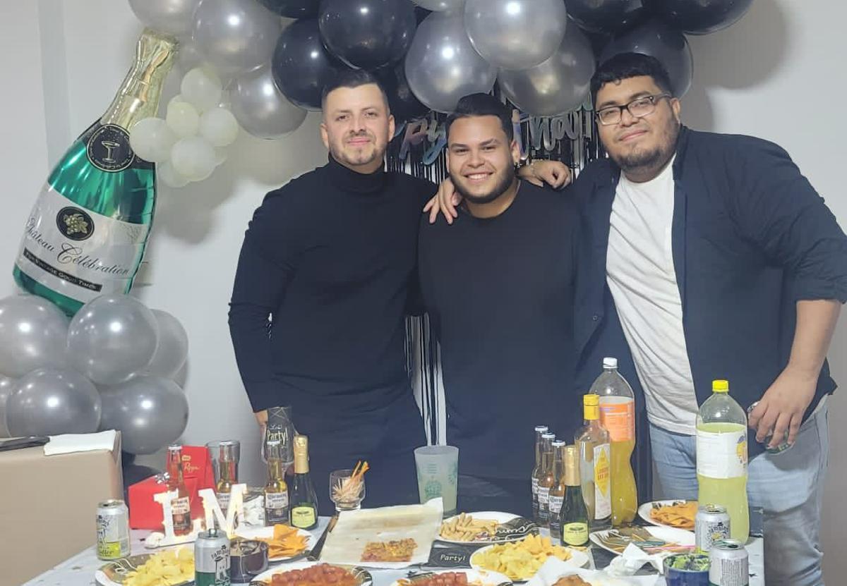 José, Víctor y Luis comparten piso en Rivas; la novia de José también vive con ellos.