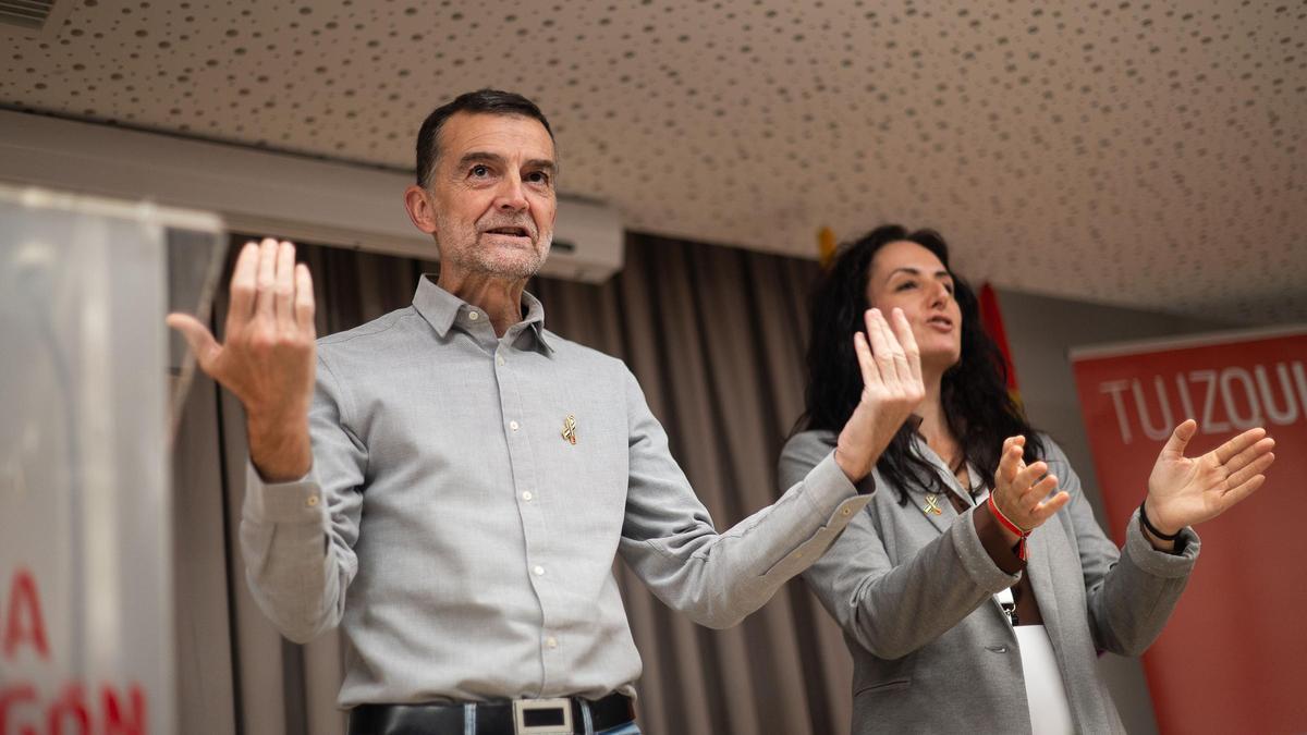 Antonio Maíllo y Marta Abengochea, en un acto de IU Aragón, en una imagen de archivo.