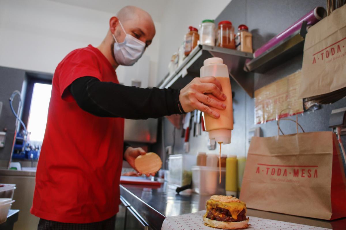 Preparando una hamburguesa ASPAYM en las cocinas de &quot;A toda mesa&quot;.