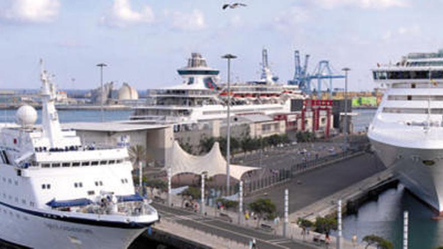 Vista general del muelle y la terminal de cruceros de Santa Catalina, con tres barcos atracados. i ANDRÉS CRUZ