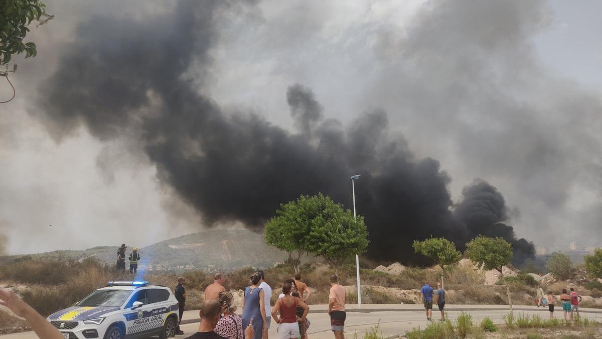 Los vecinos observan uno de los focos del incendio