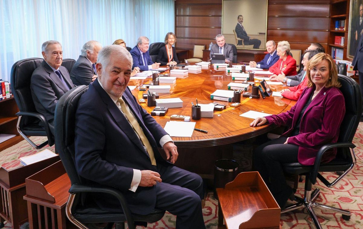 El TC declara constitucional la amnistía del 'procés' con los votos de la mayoría progresista. En la foto, el presidente del Tribunal Constitucional, Cándido Conde-Pumpido, y los magistrados que forman el pleno.