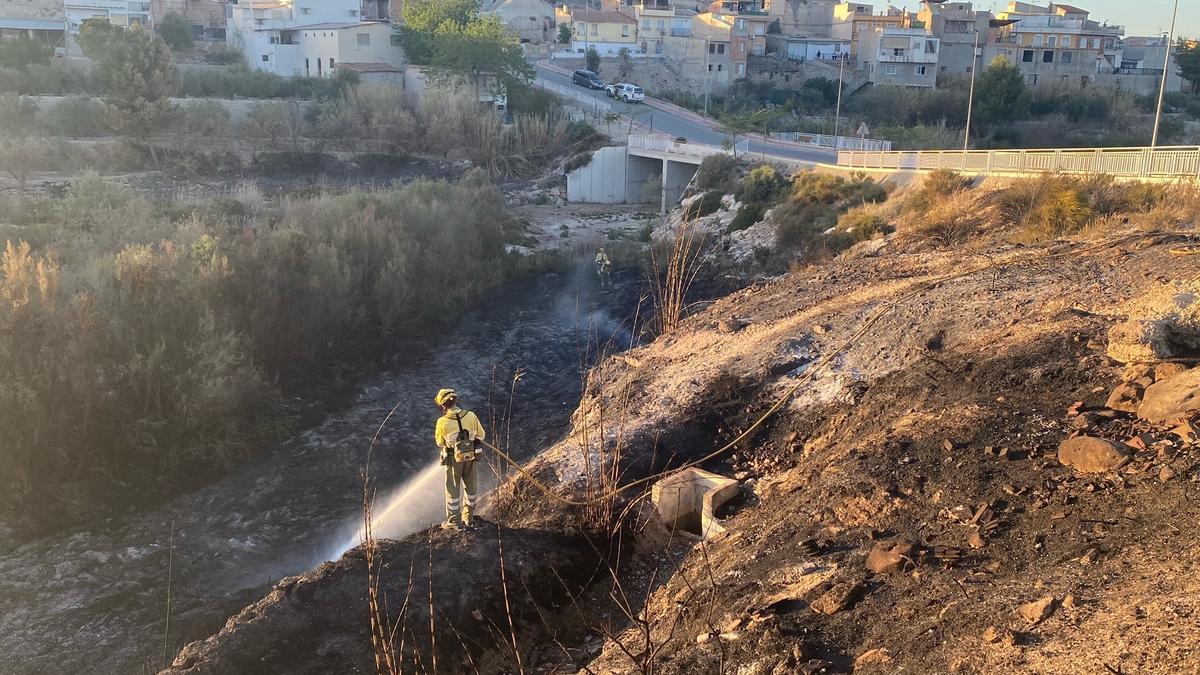 Un bombero apagando un fuego en Albudeite.