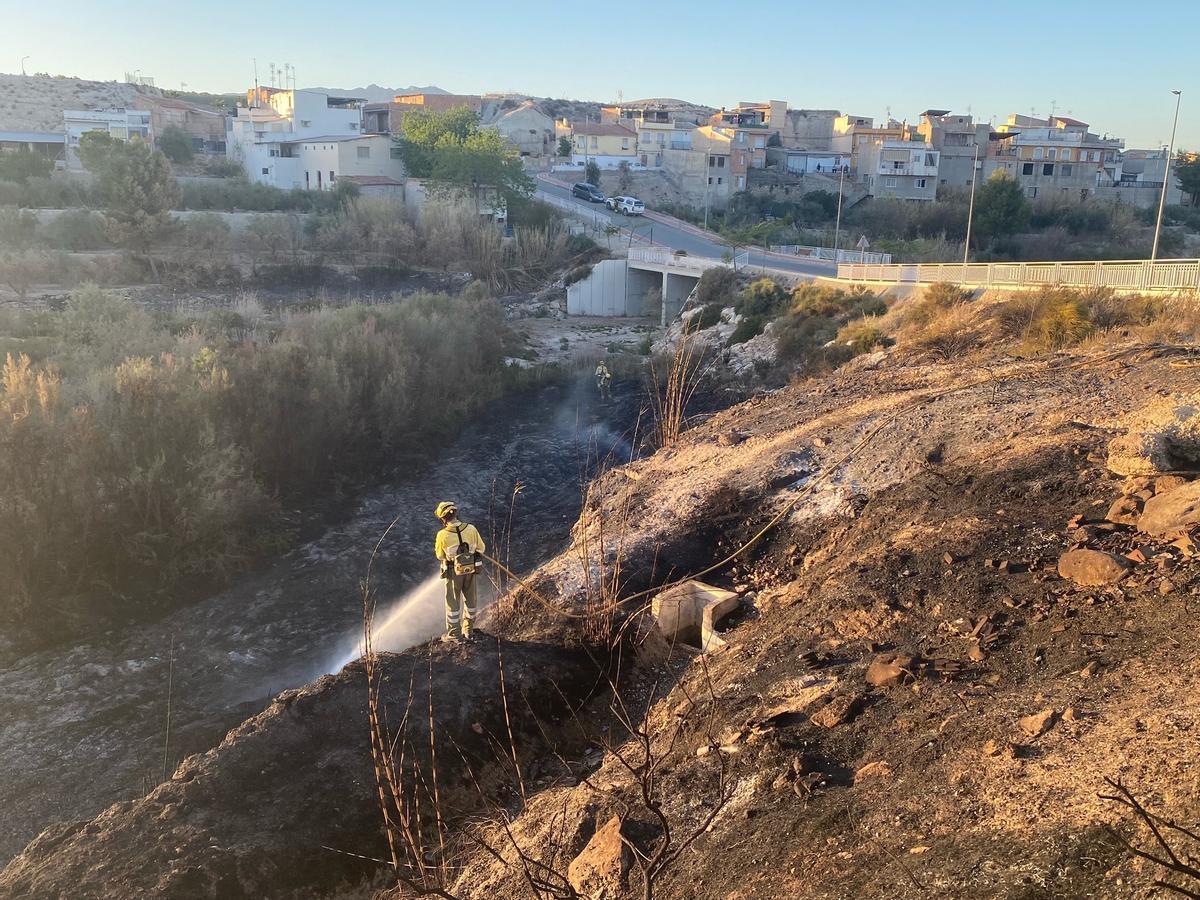 Un bombero apagando un fuego en Albudeite.