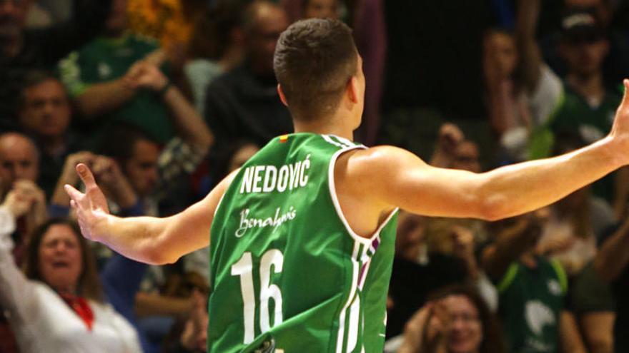 Nedovic celebra un triple ante el Maccabi.