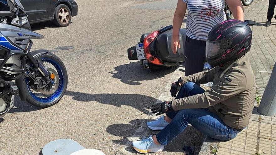 Una luminaria de una farola de la rotonda del Gordo, en Cangas, cae sobre un motorista y lo manda al hospital