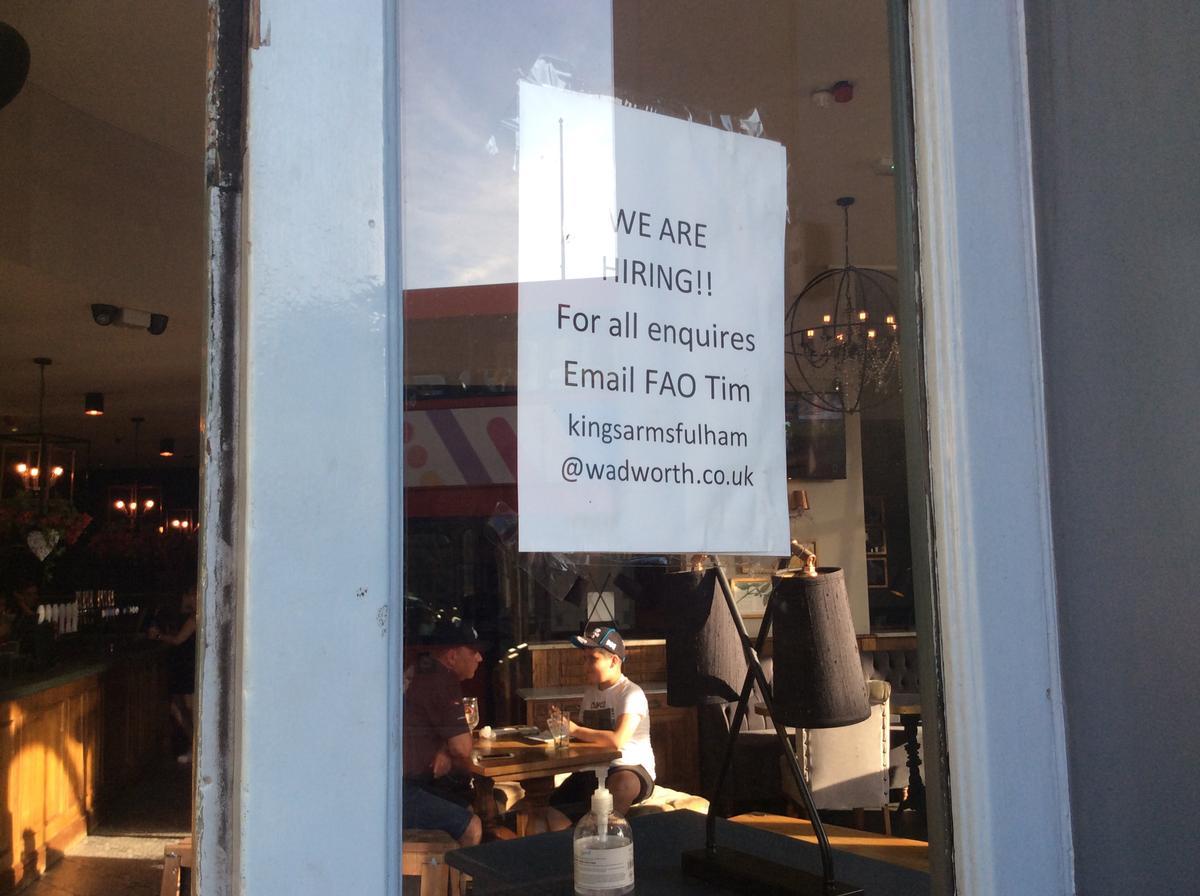 Anuncio de oferta de trabajo para camareros en la puerta del pub Kings Arms de Fulham, en el sudoeste de Londres.