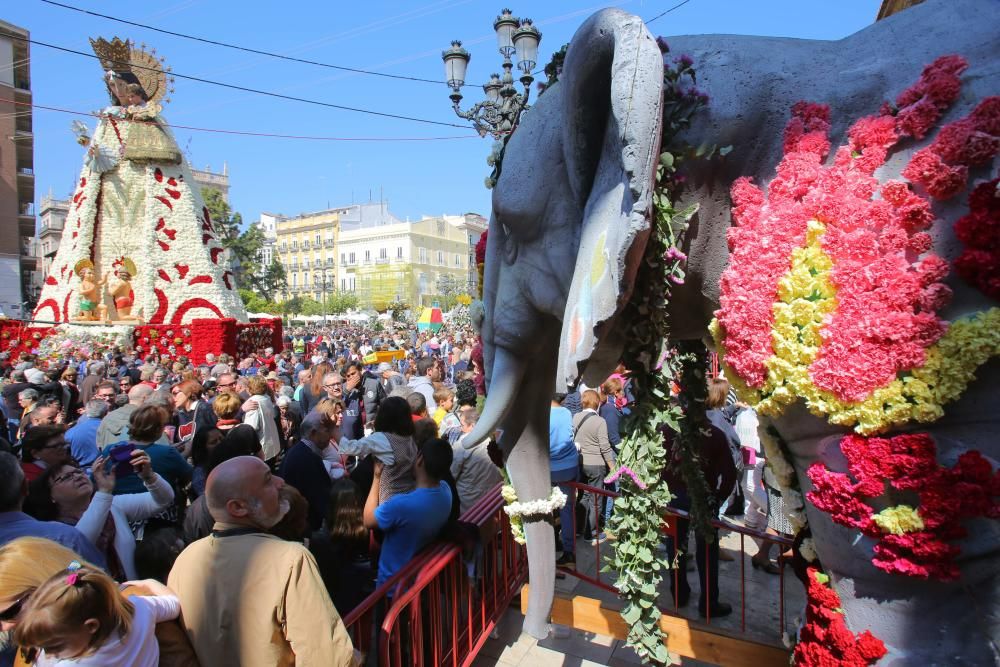 Miles de personas han acudido este lunes a visitar a la Virgen de los Desamparados