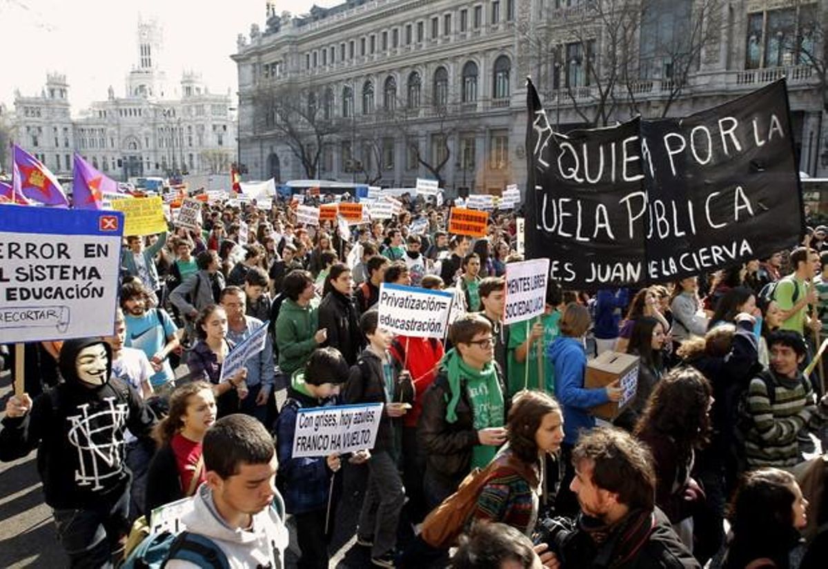 Centenars d’estudiants de les universitats i instituts madrilenys en la marxa de protesta convocada pel moviment Tomalafacultad.