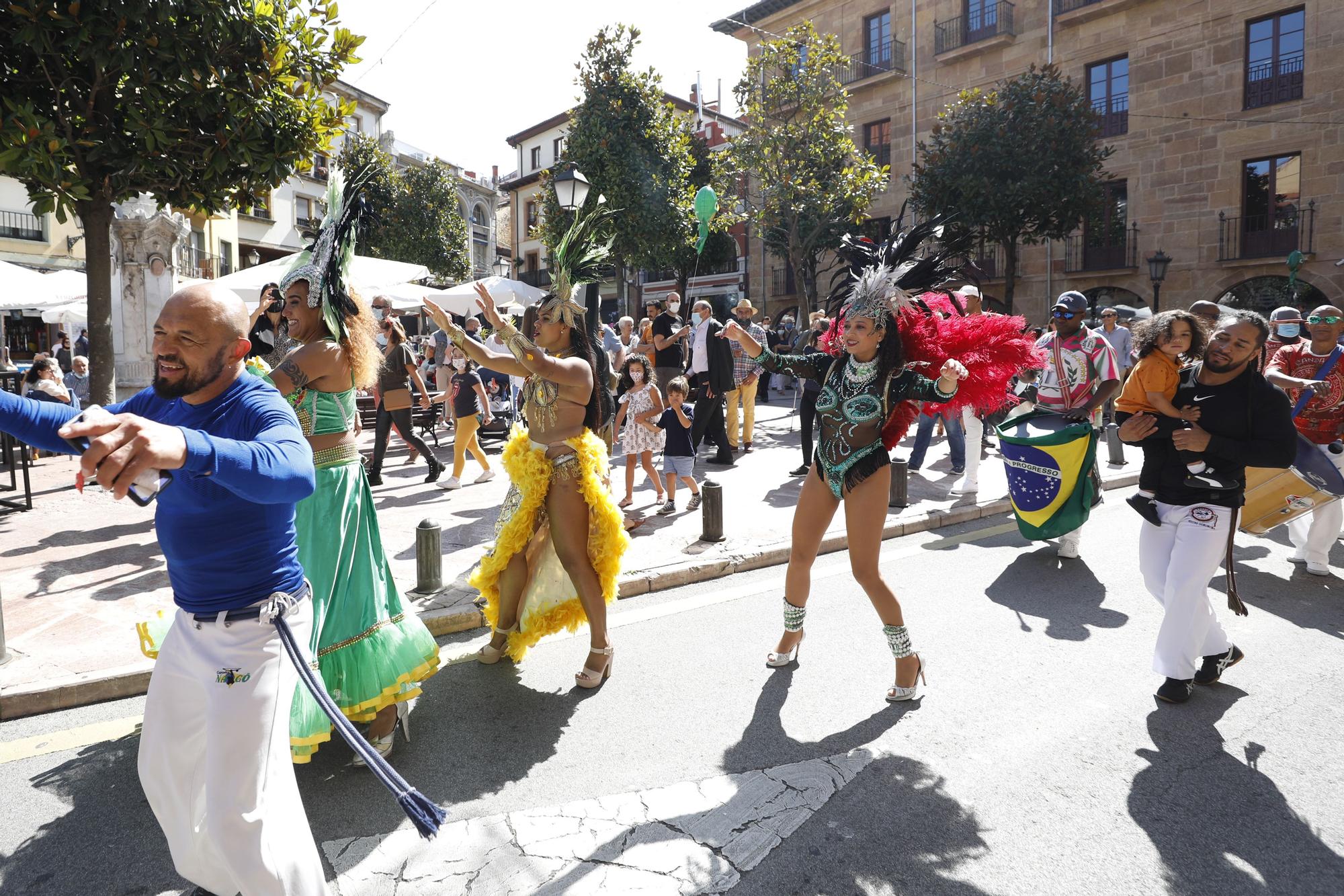 El mini desfile del Día de América en Asturias de San Mateo 2021