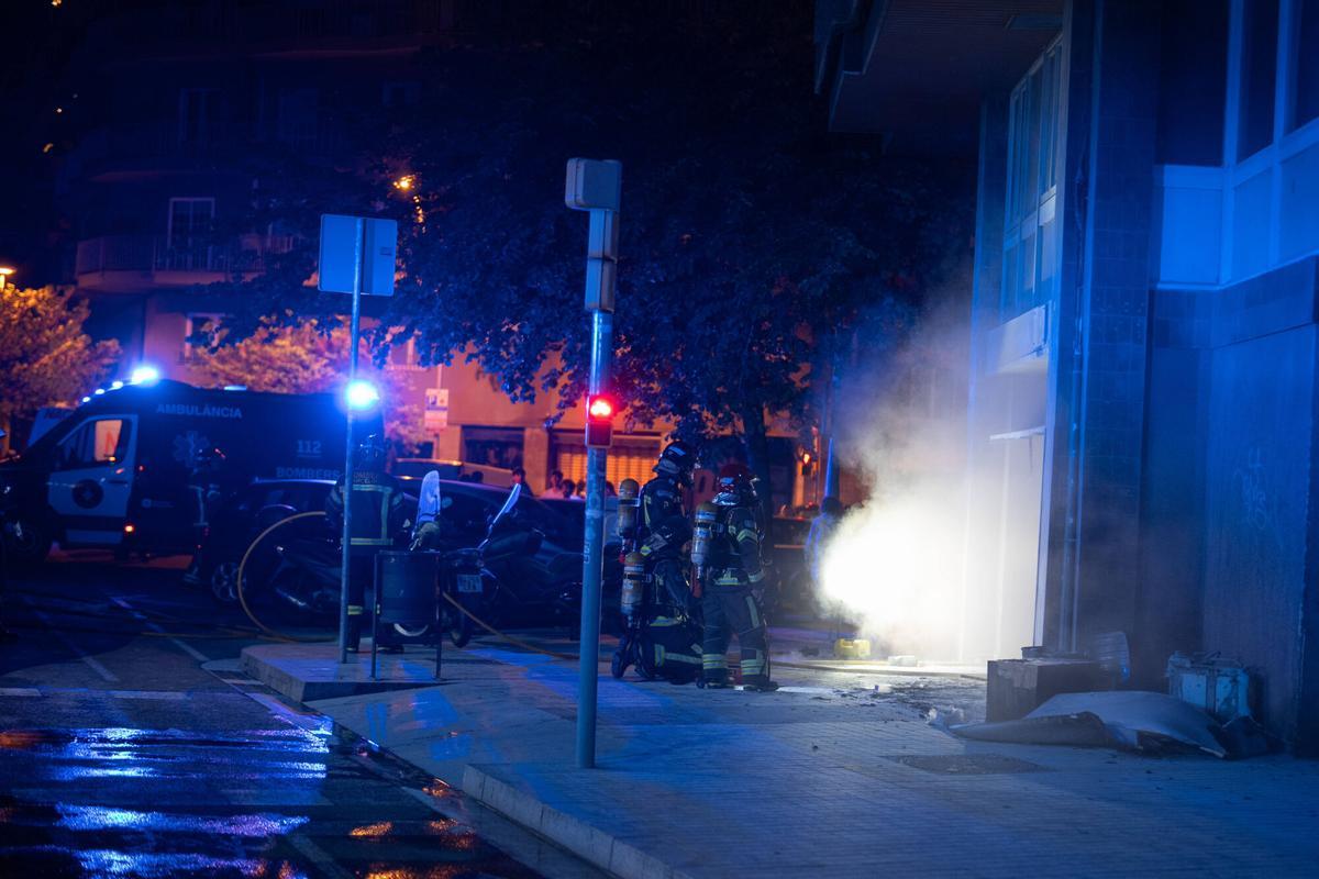 BARCELONA 28/04/2025 Sociedad. Bobmeros cubern una emergencia cerca de la estación Sants el día que hubo el apagon electrico en españa. FOTO de ZOWY VOETEN